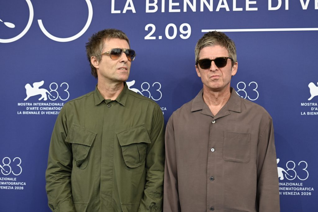 Liam_and_Noel_Gallagher__Ph._Aleksander_Kalka_-_Courtesy_Archivio_Storico_La_Biennale_di_Venezia_